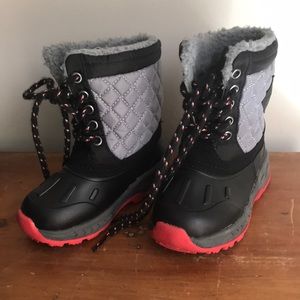Carter’s snow boots size toddler 6